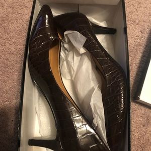 Brown animal print pumps